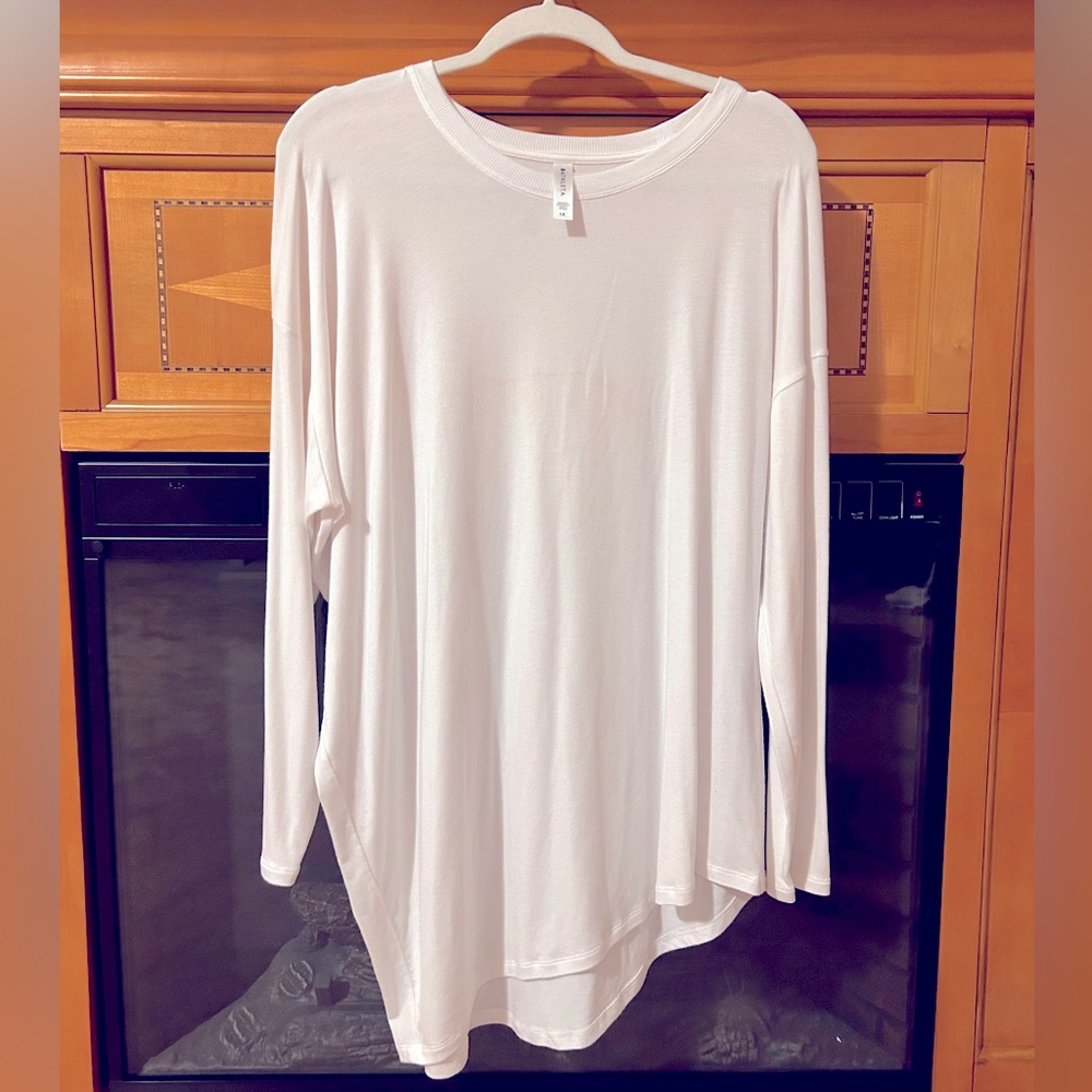 Size 1X Athleta Cloudlight Long Sleeve Relaxed Asymmetrical Oversized tee